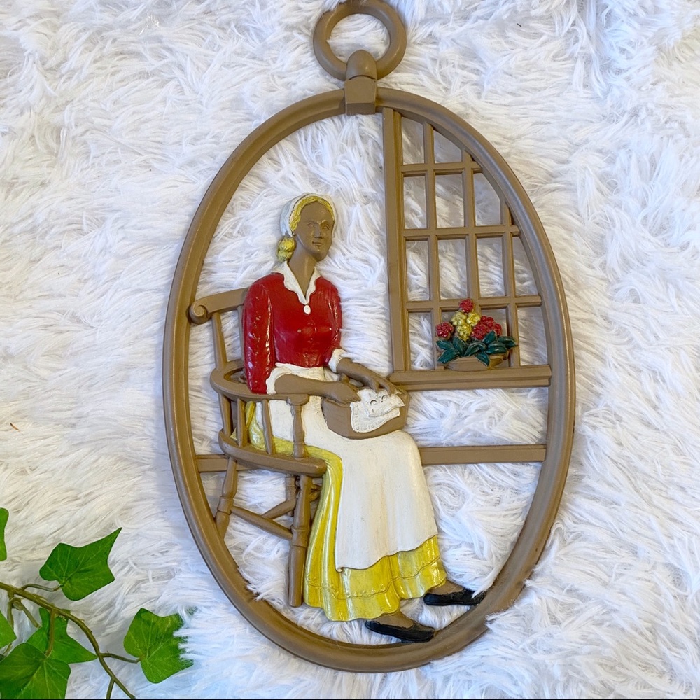 Vintage Syroco Mid-Century Colonial Woman Oval Silhouette Resin Wall Decor